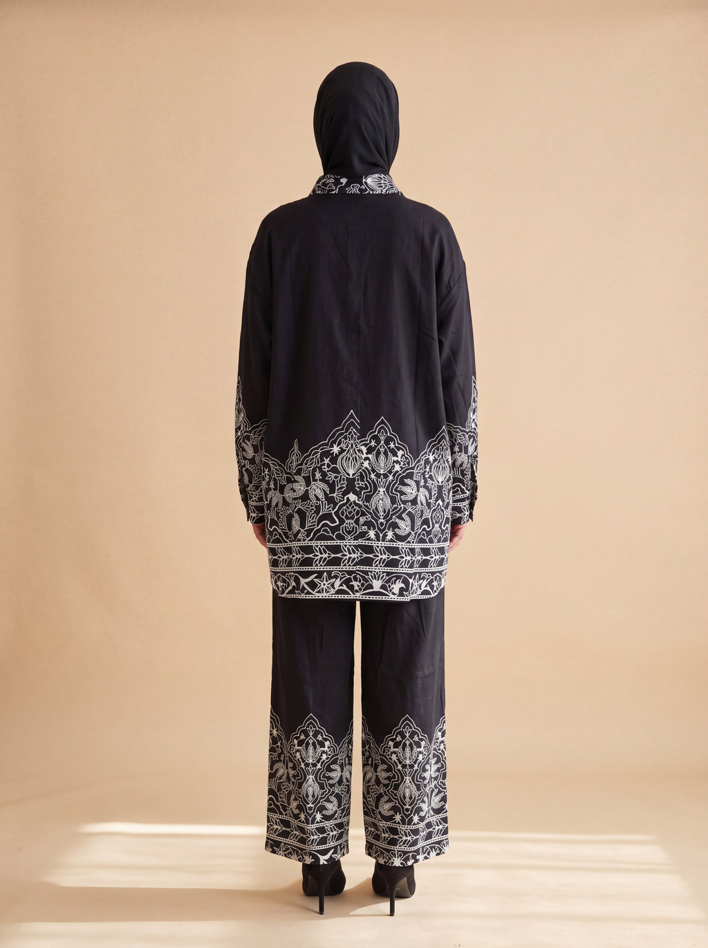 Black printed set, back view