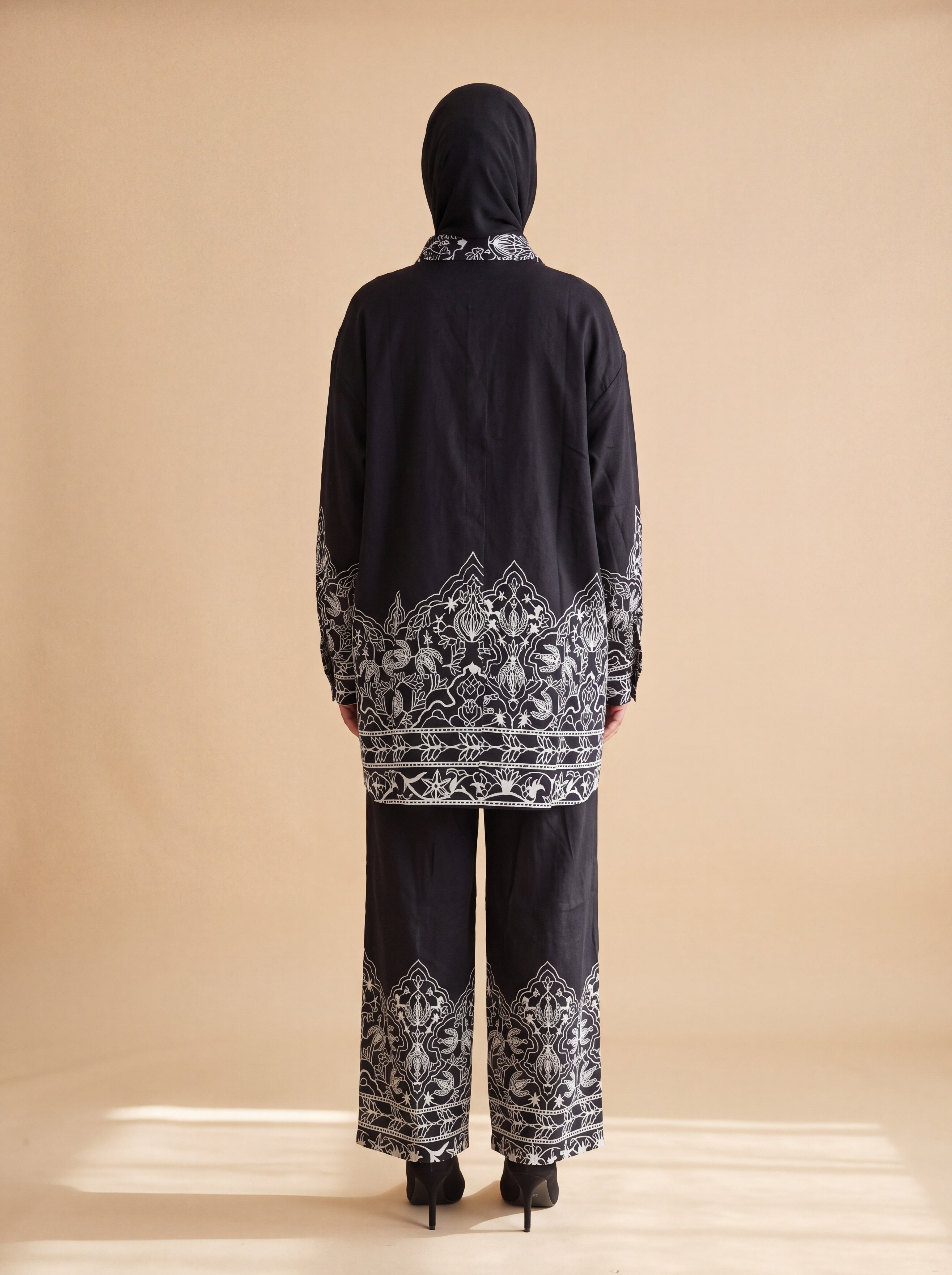 Black printed set, back view