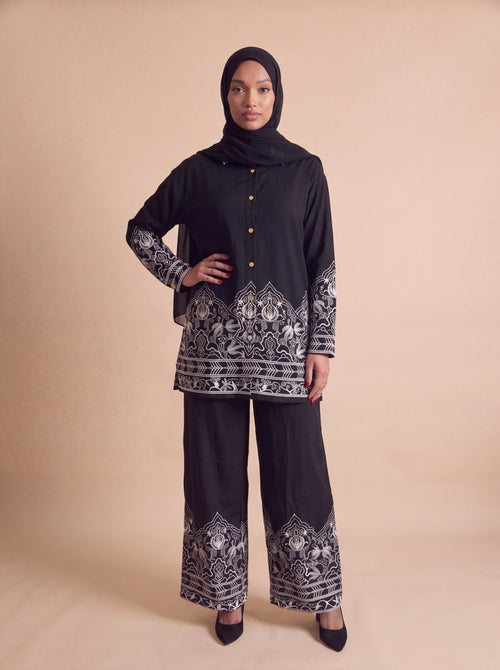 Black printed set, front view 2