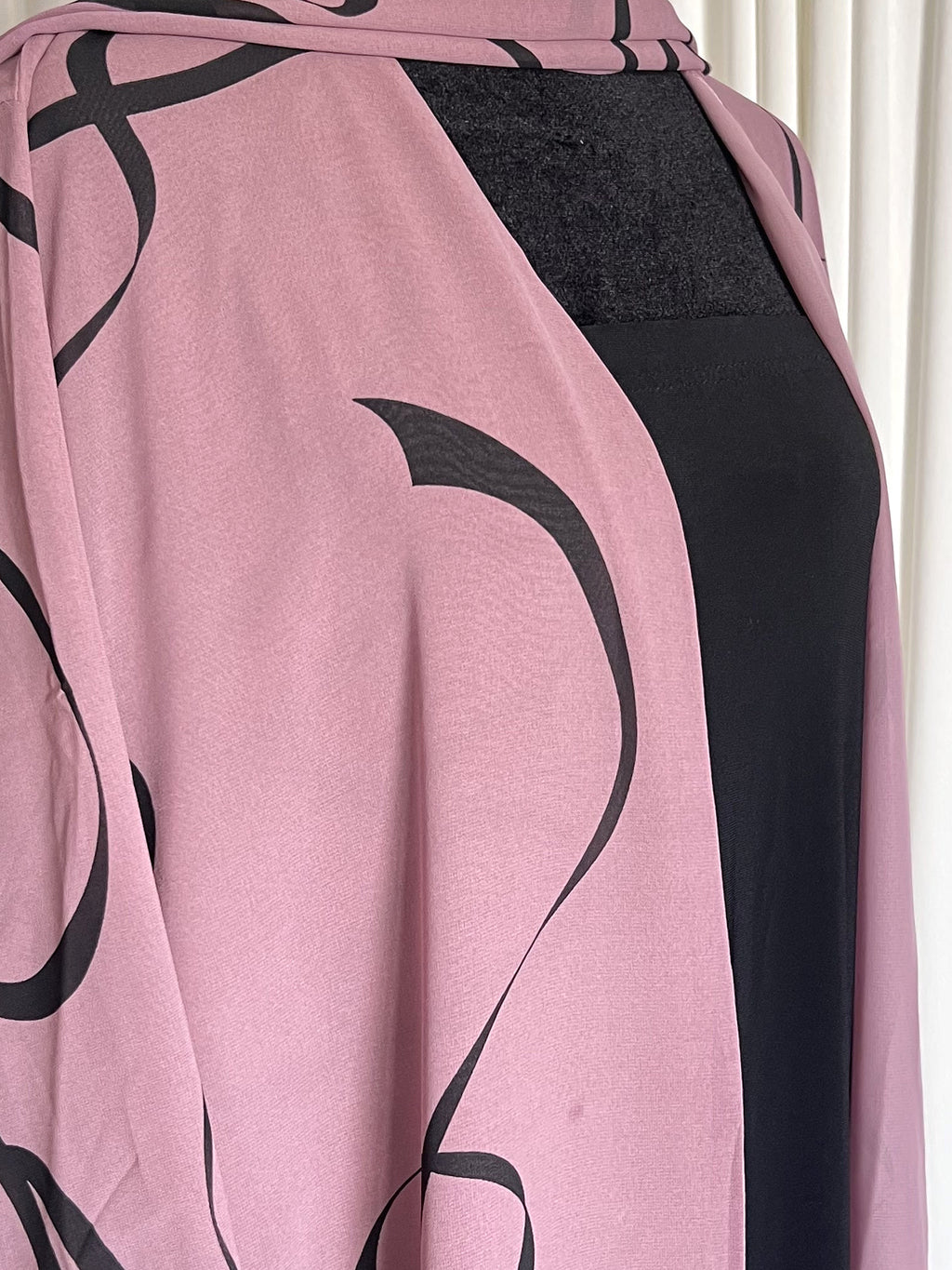 Antique Rose Stripe Double Chiffon Open Abaya Set curved stripe print close up